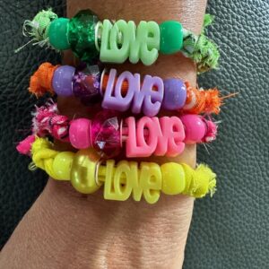 Bracelets fluo love vibes portés