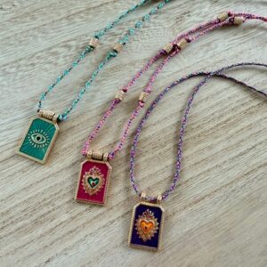 Collier Divina tarot rose vert et violet cordon et breloque coeur ou oeil protecteur