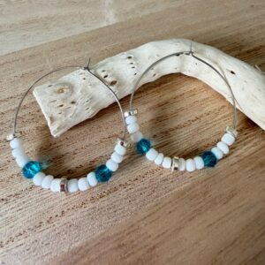 Boucles d'oreilles Azur perles blanches et turquoise créoles en acier inoxydable argenté