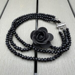 Collier tour de cou - perles verre facette noires et fleur tissu noir