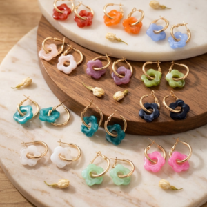 Boucles d'oreilles - Flora Hoop - créoles dorées avec une fleur en résine colorée