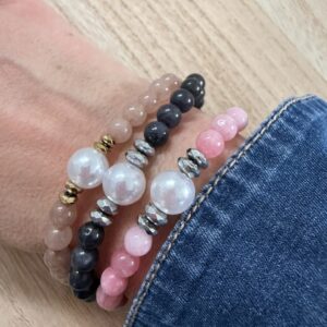Bracelets Perla portés gris rose et beige nude hématites dorées ou argentées