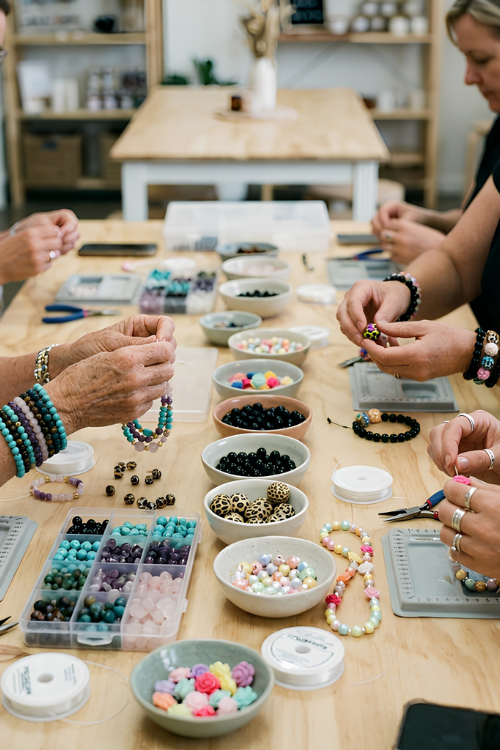 Moment entre femmes moment de complicité dans la créations de bijoux fantaisie fait main