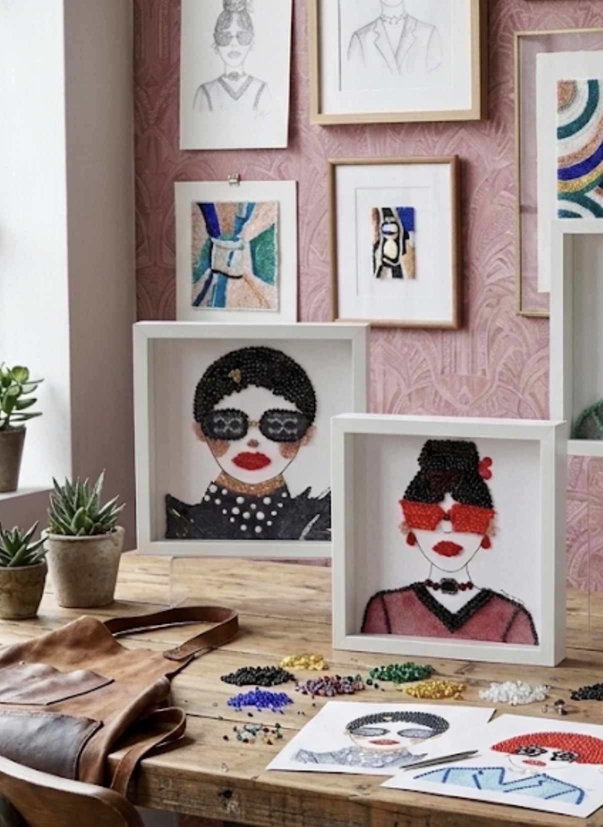 tableau Iconik representant des femmes à lunettes en perles et paillettes noires et rouge 