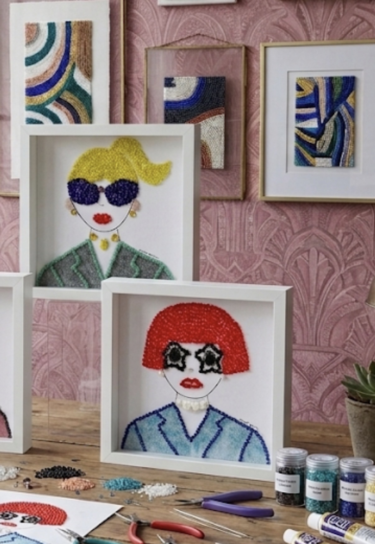 tableaux Iconik representant des femmes avec des lunettes en perles et paillettes colorées
