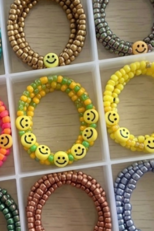 un moment fun entre enfants dans la création de bijoux fantaisie dans le 78