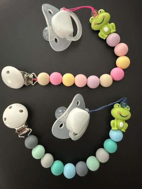 porte tétine pour bébé perles acryliques colorées