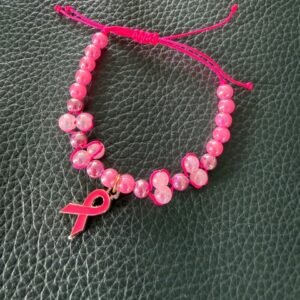 Bracelet lueur de vie octobre rose perles irisées rose et breloque ruban