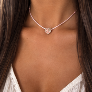 collier Près du coeur cordon satin rose et breloque strass argenté et ruban